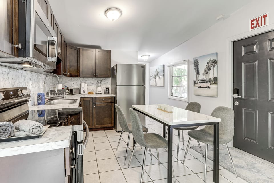 Eat-In Kitchen