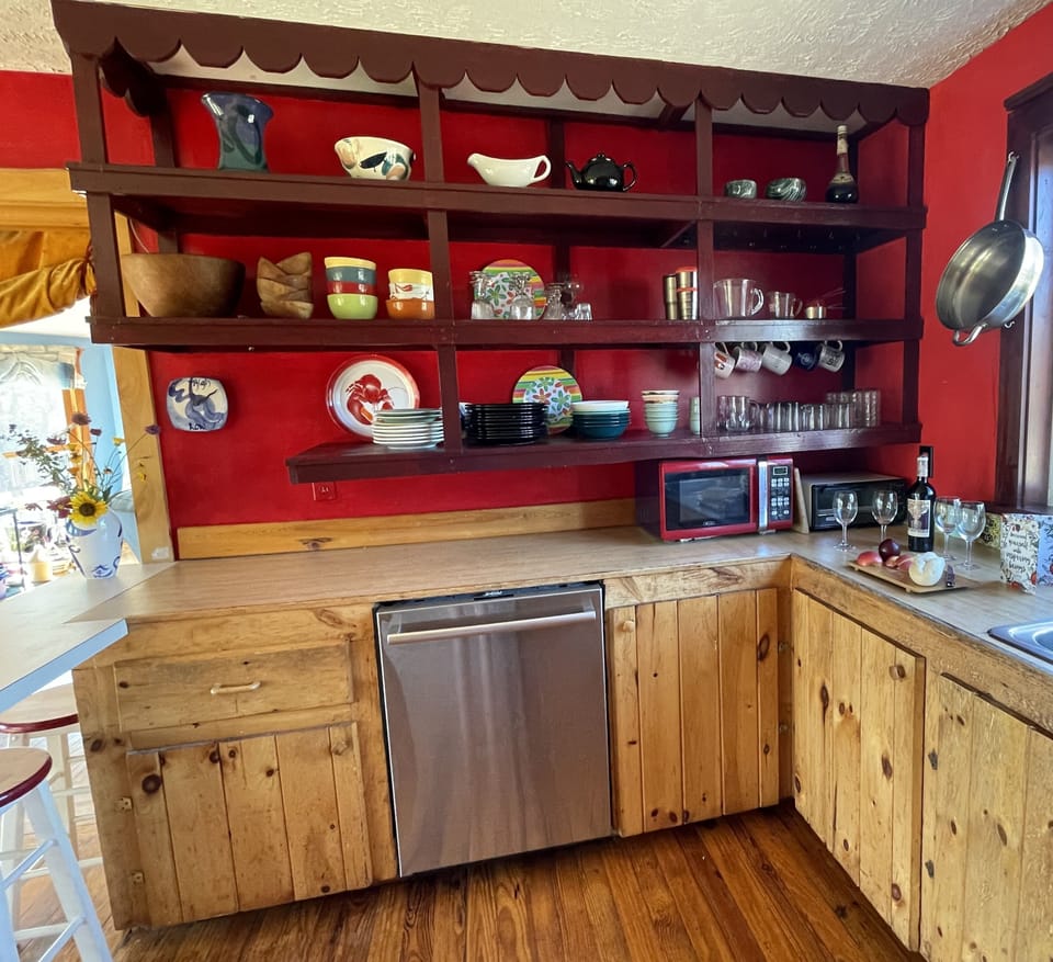 Bosch silent dishwasher, microwave, toaster oven. Tide clock.