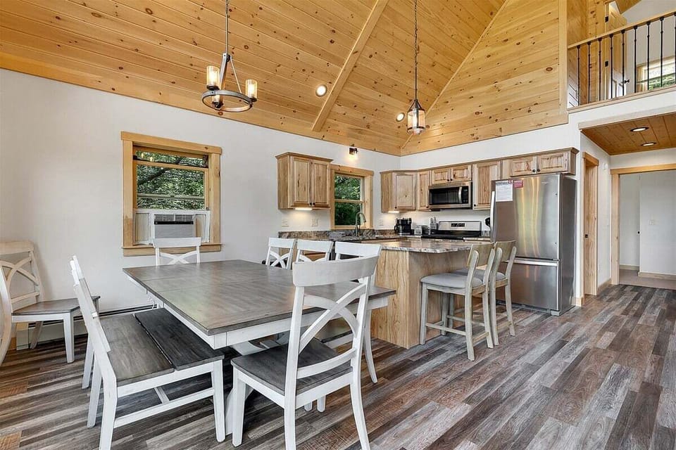 Dining/kitchen