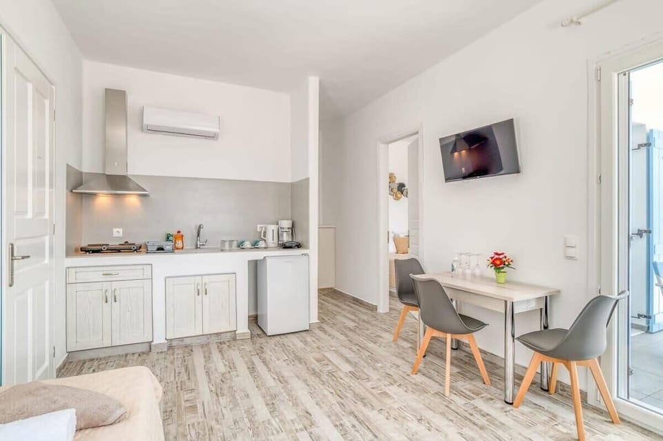 Kitchenette and Dining Area
Compact kitchenette equipped with appliances and a four-seat dining table.