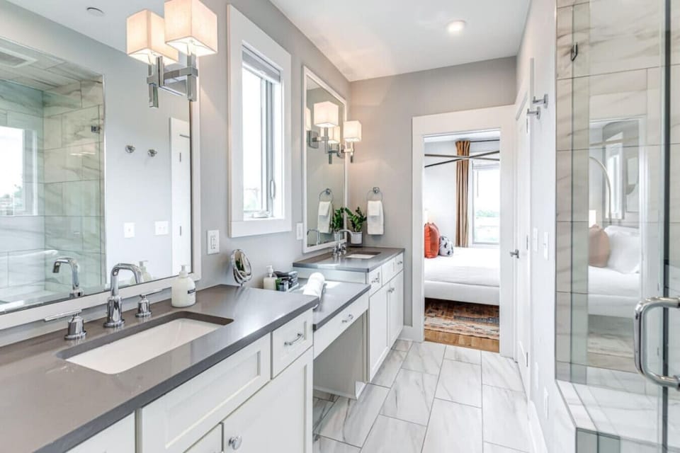 Bright modern bathroom.