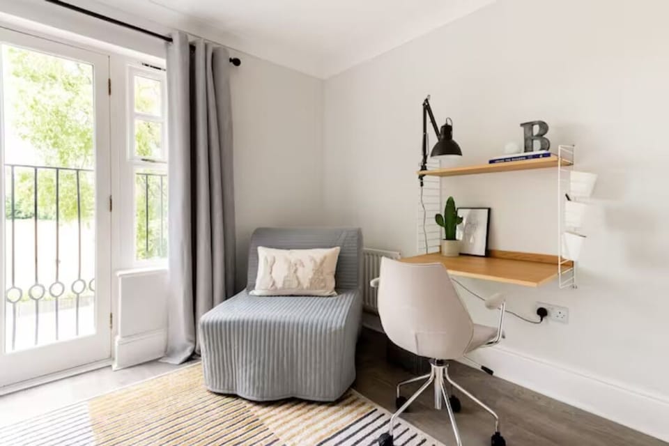 Bedroom with king-size bed and a study area - first floor