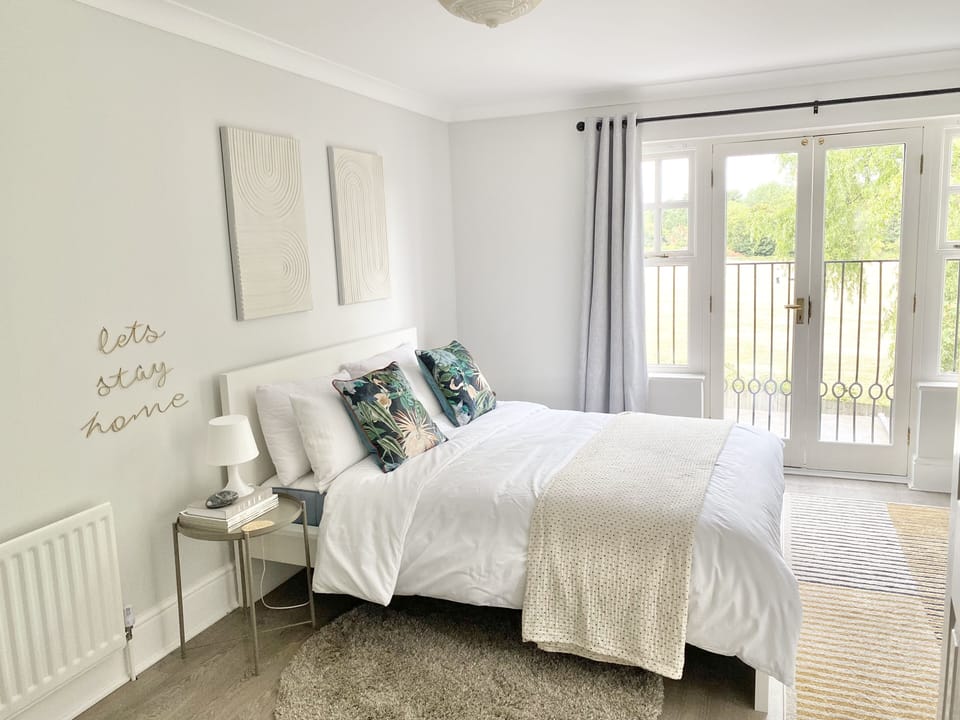 Bedroom with king-size bed and a study area - first floor