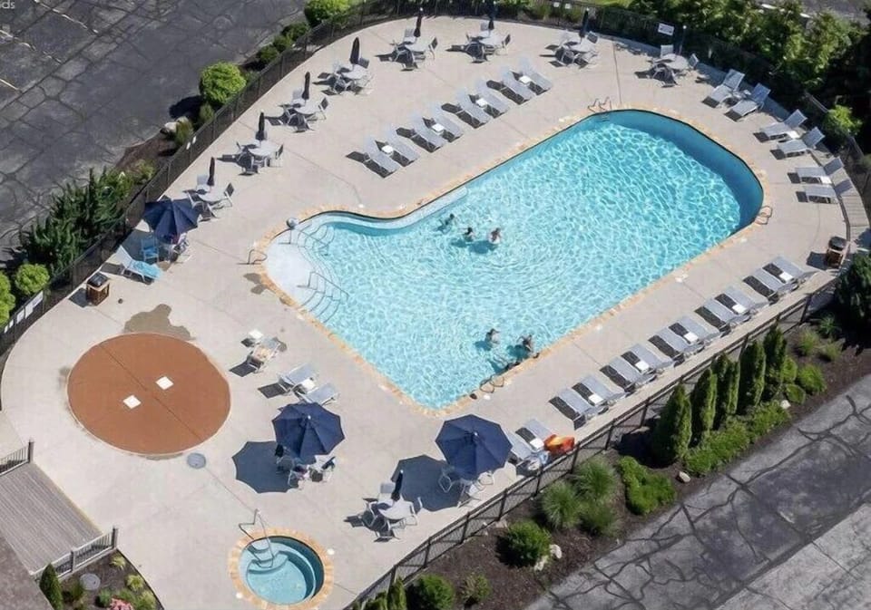 Newly remodeled pool, splash pad and hot tub
