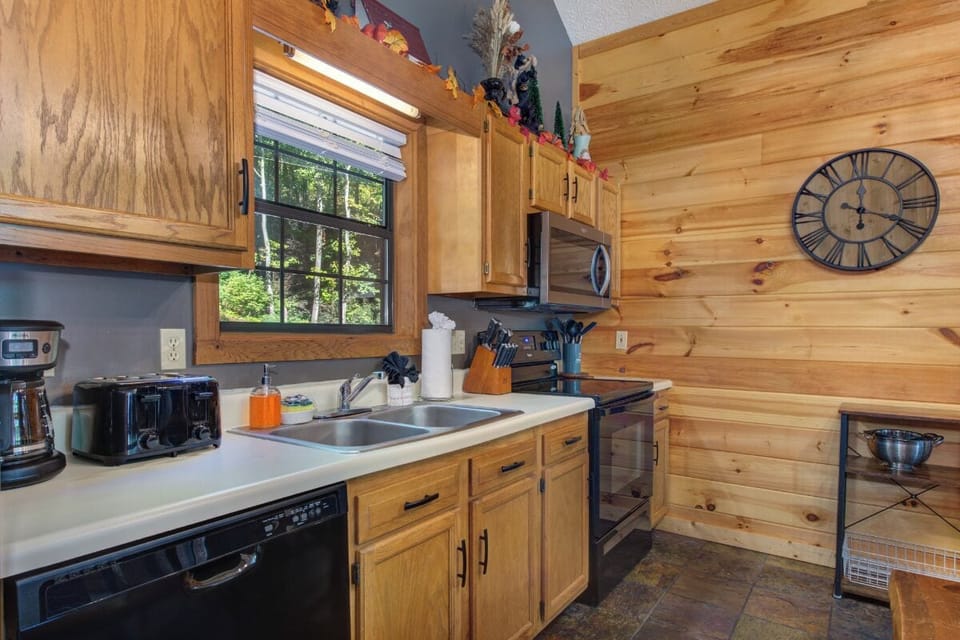 Honey Bear Hideaway's fully-equipped kitchen