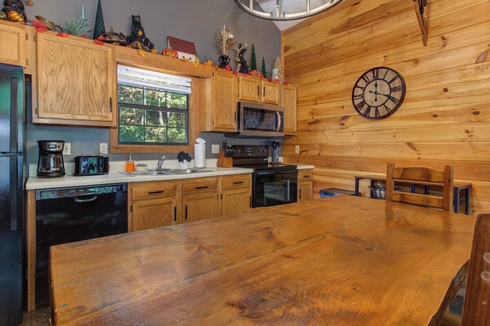 Honey Bear Hideaway's fully-equipped kitchen