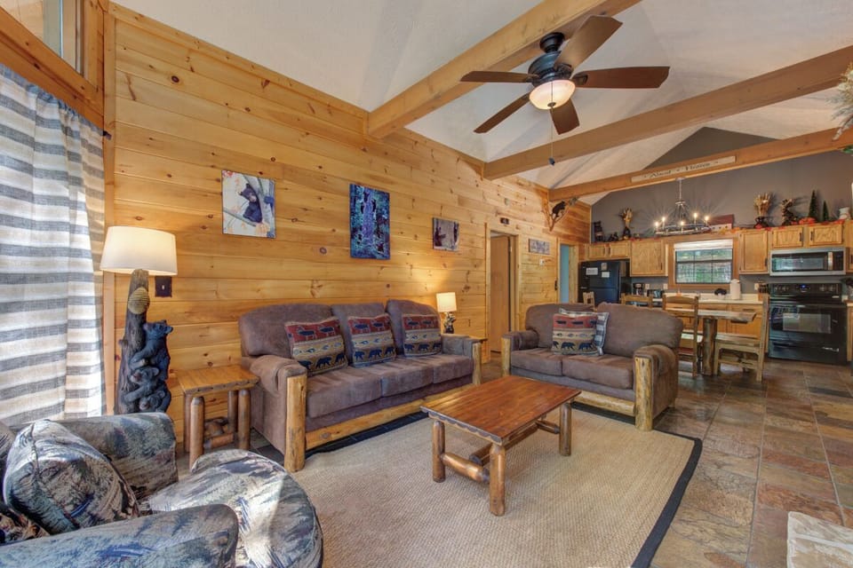 Honey Bear Hideaway's cozy living area