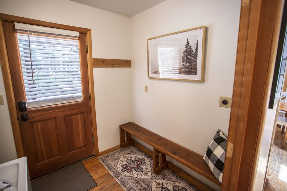 Entry w/ bench & coat rack