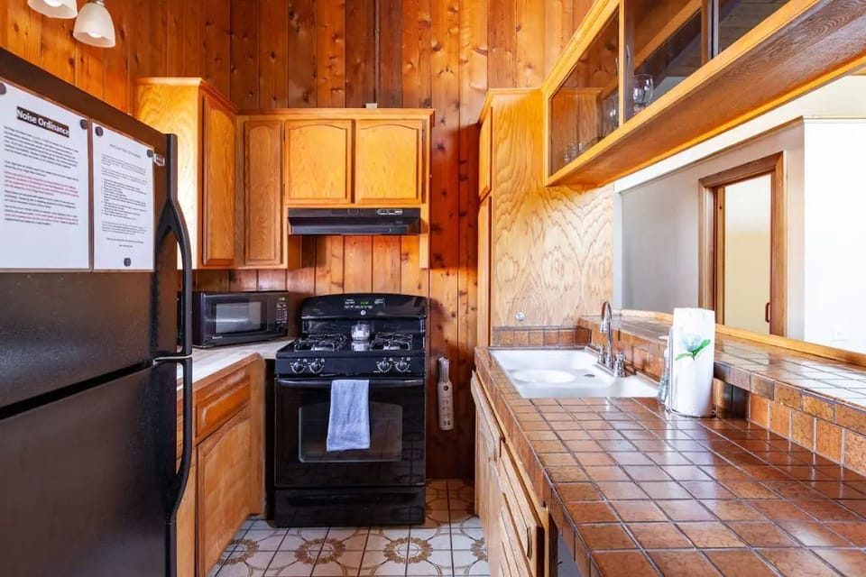Fully equipped kitchen. Pots, pans, utensils, everything you need