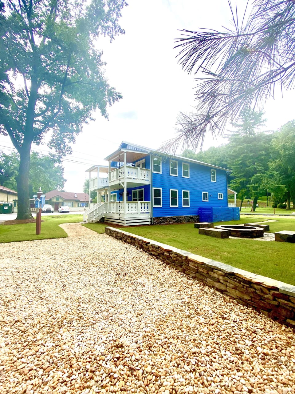 Blue Harmony’s parking space 3 to 4 cars. 