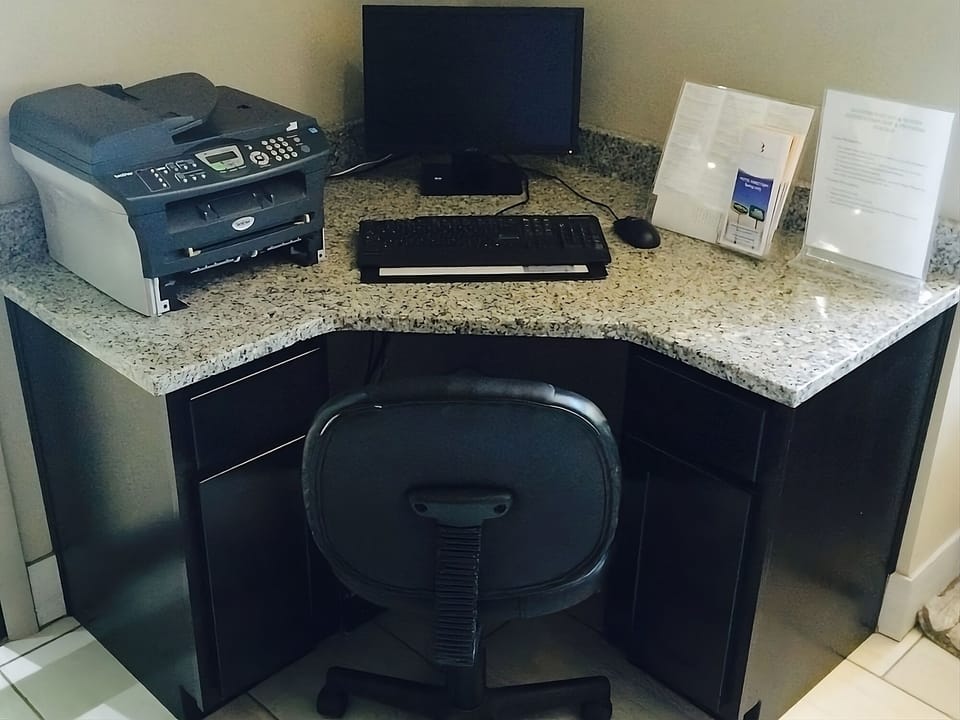 Stay productive with an easy workspace for printing and emails.