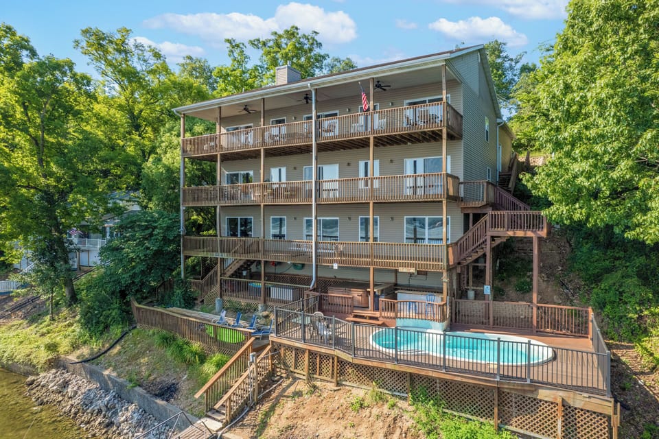 Camdenton Vacation Rental | 8BR | 6.5BA | Stairs Required | 4,904 Sq Ft