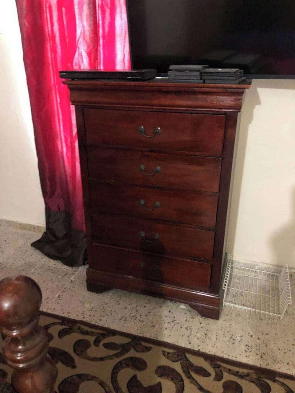 Dresser available to storage belongings and clothes.
