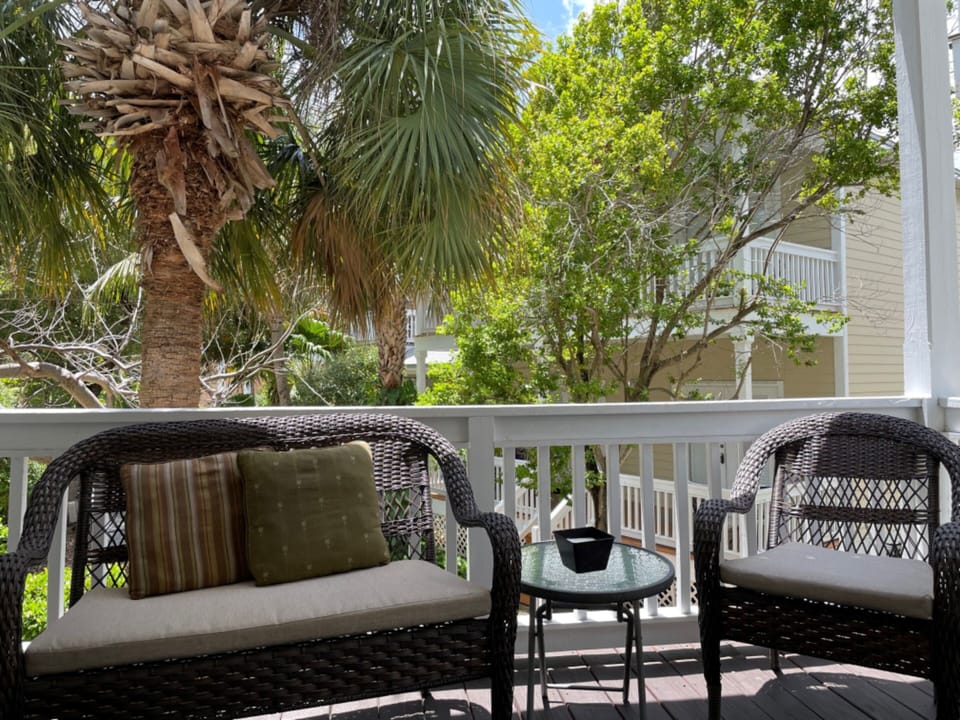 Hangout on the porch.