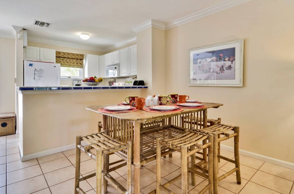 Dining area seats 6.