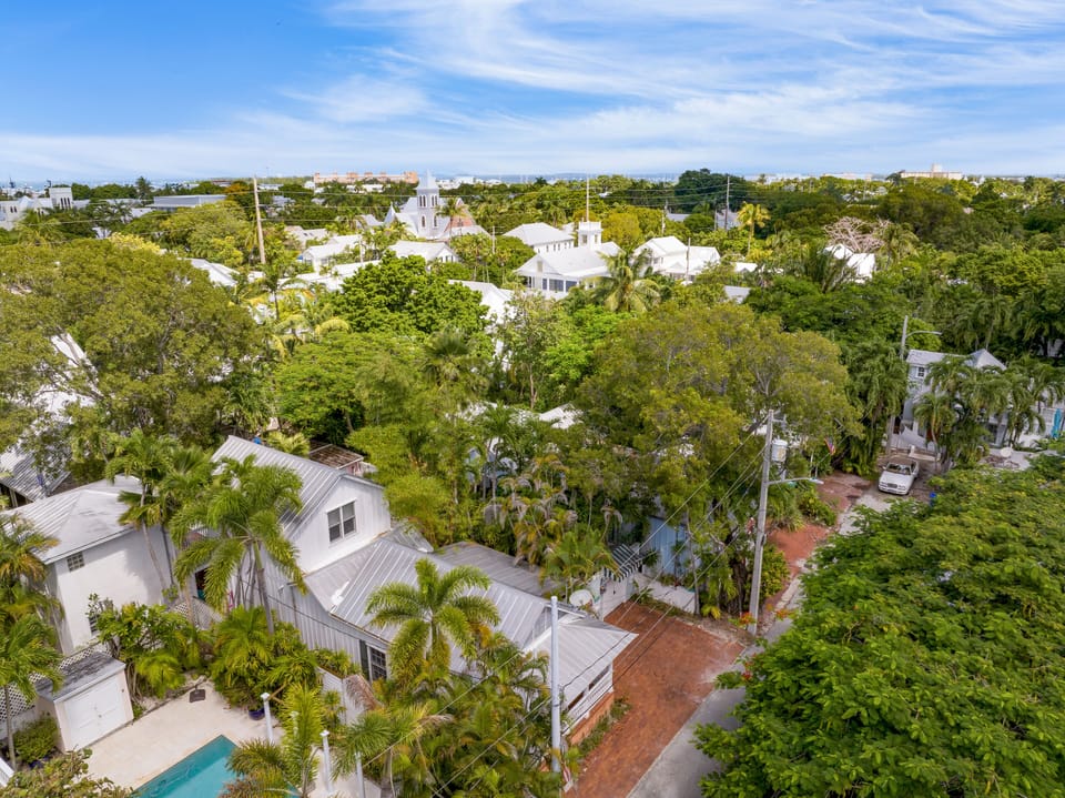 5-minute drive to Fort Zachary Taylor Historic State Park.