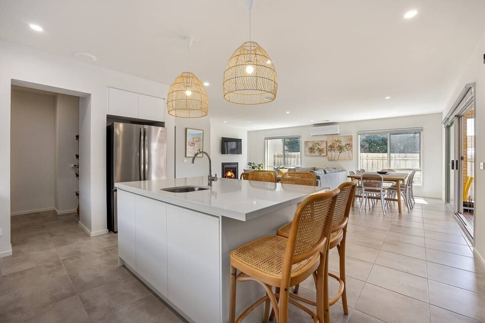 Breakfast bar and butler's pantry