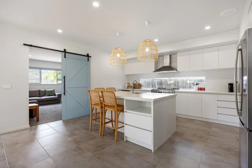 Kitchen and breakfast bar