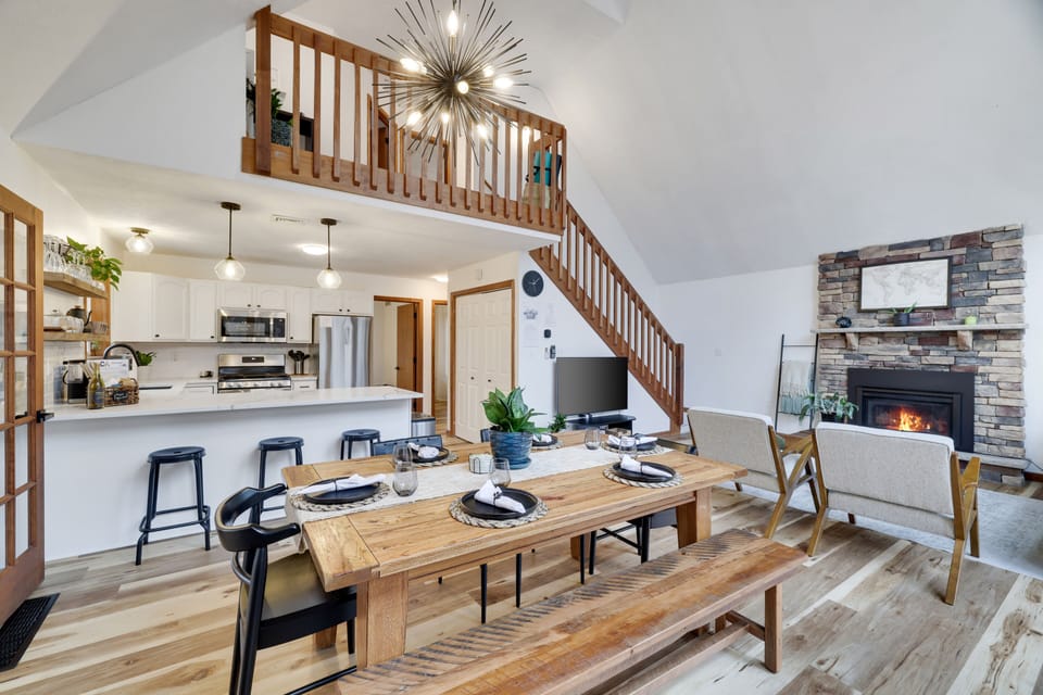 Open concept I Fire Place I Dining Room 