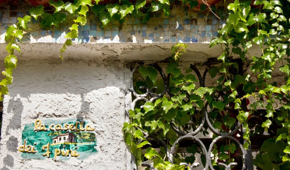 House in Villa on the slopes of Vesuvius a few meters from the train stop Apartment in Campania