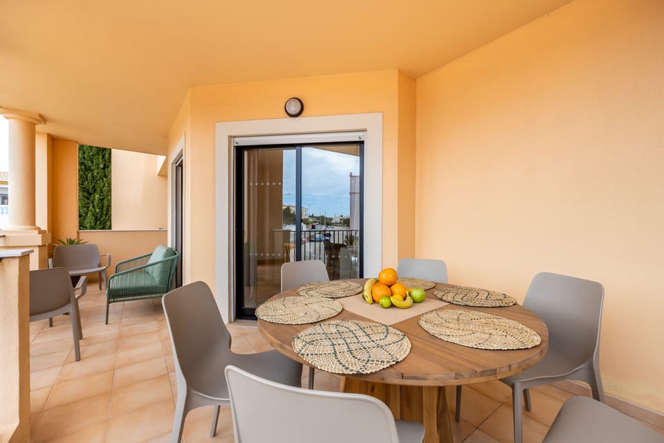  Balcony dining area 