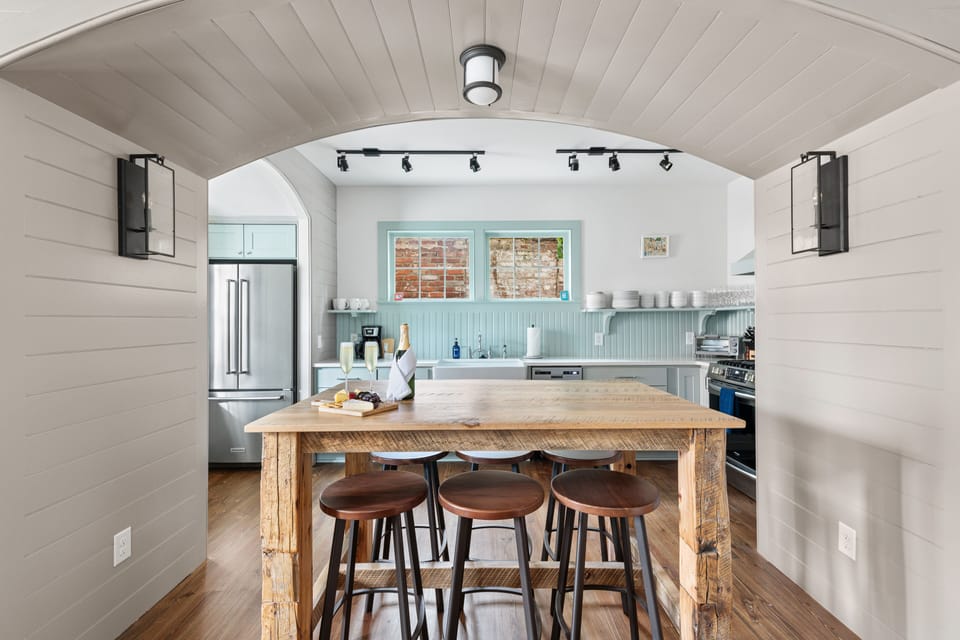 Dining Table that Fits up to 6