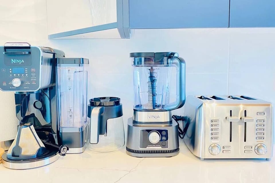 KEURIG K-Cup / Coffee Brewer machine, blender, and toaster for your convenience