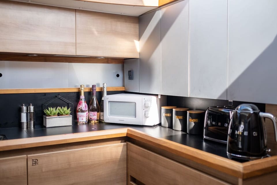 Smeg kettle, toaster and microwave make every morning feel indulgent.