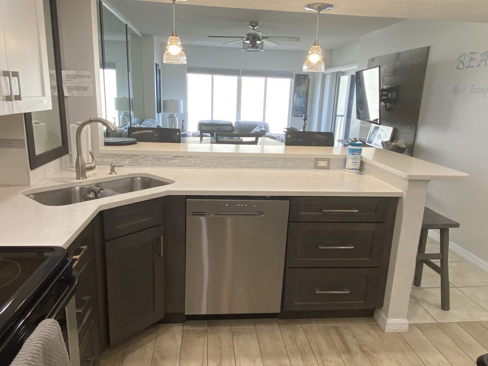 Beautiful, well-equipped kitchen with quartz countertops