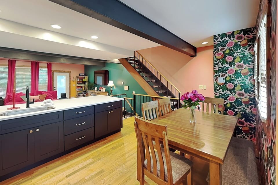 Dining Area w. Seating for 6