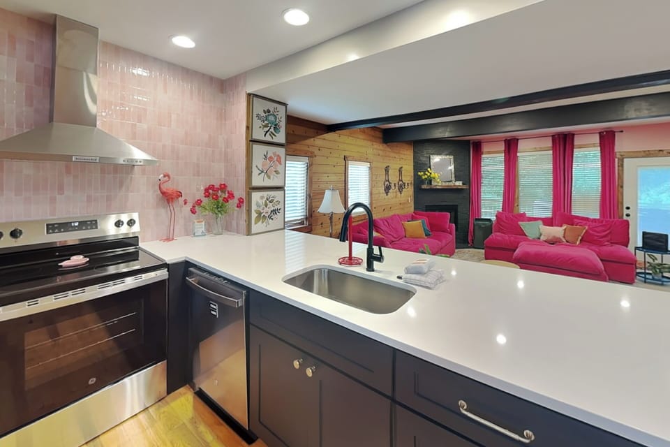Full Kitchen w. Stainless Steel Appliances