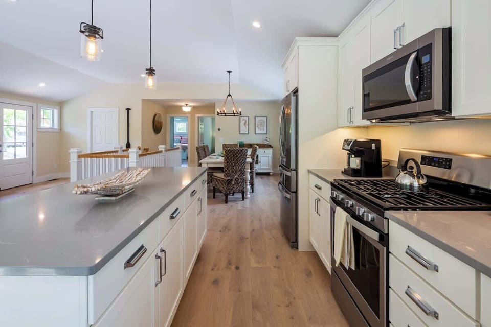 Gorgeous kitchen with brand new everything!