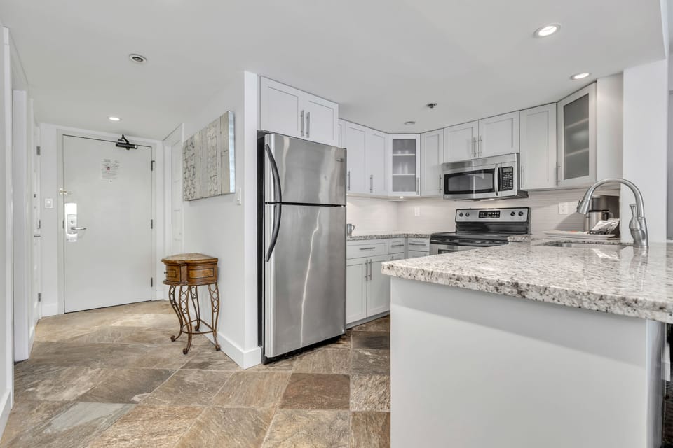 Fully stocked Kitchen with everything you you need. All spices, oil/vin. 