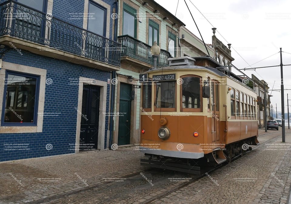 Just meters from the flat, catch the tram to Ribeira, exactly as 50 years ago!