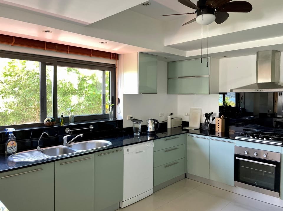 Andaman Hills - panoramic sea view house with maid (9312)