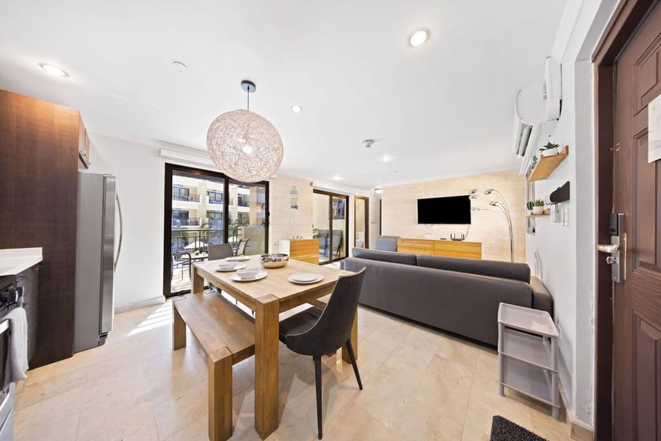 Beautiful Palm Beach Haven ~ Pool ~ GYM ~ Rooftop! (26573)