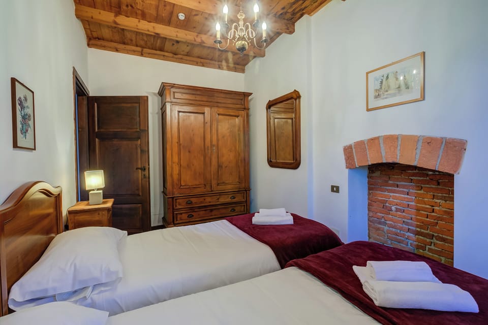 Twin bedroom