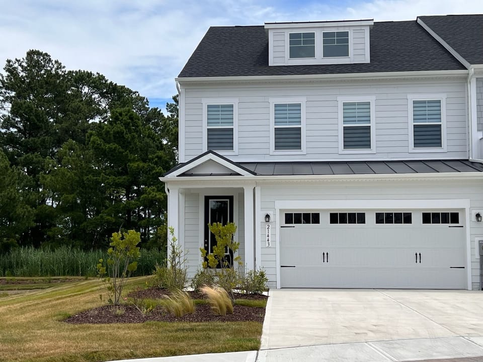 Beautiful End unit 5BR 4.5Bath