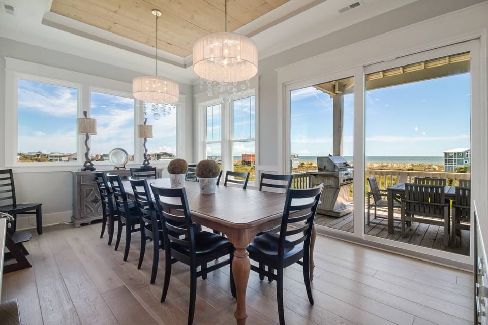 Room for the whole family at the dining table