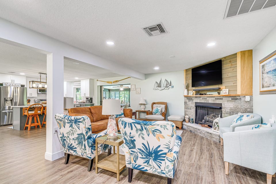 Living Room | Smart TV | WiFi | Gas Fireplace | Central A/C & Heat