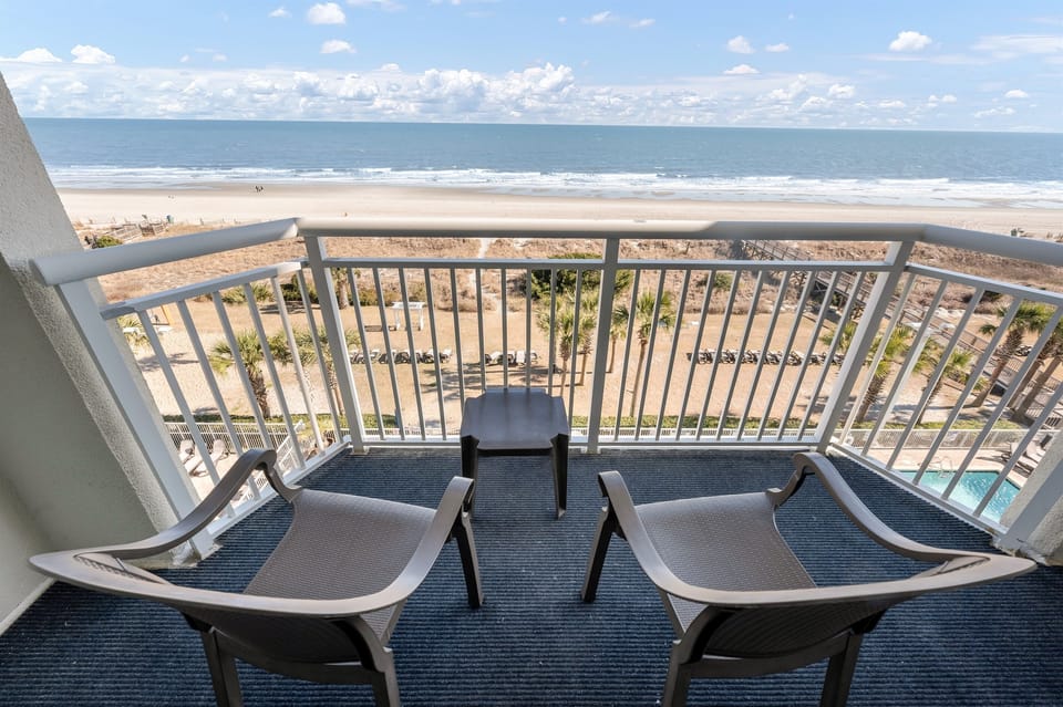 Balcony with Amazing Views of the Ocean
