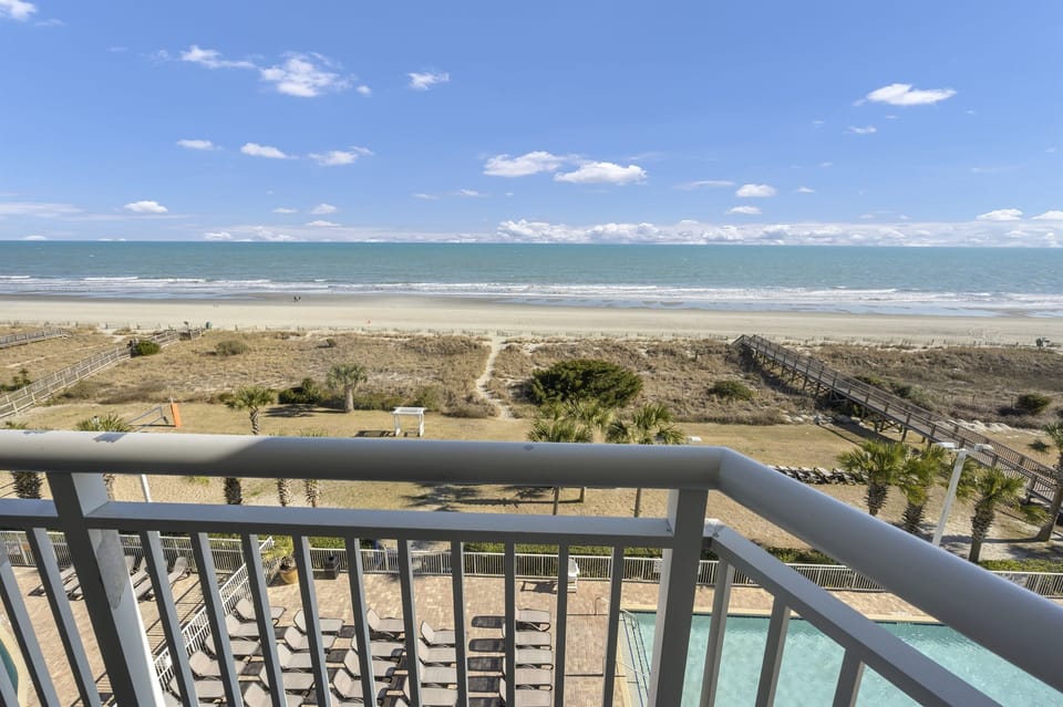 Balcony with Amazing Views of the Ocean