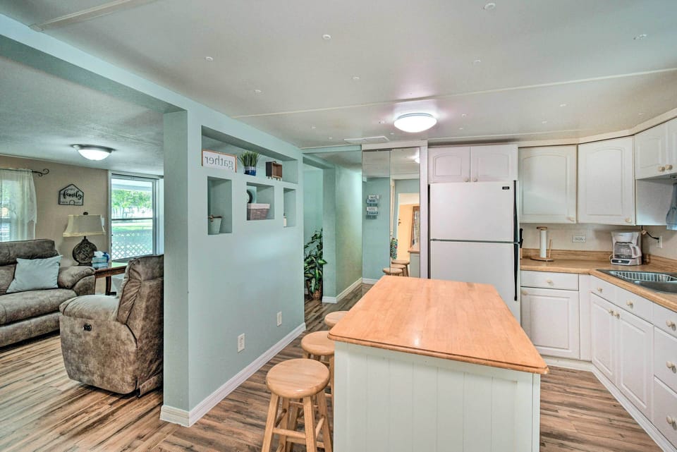 Kitchen | Well-Equipped | Coffee Maker | Cooking Basics | Dishware/Flatware