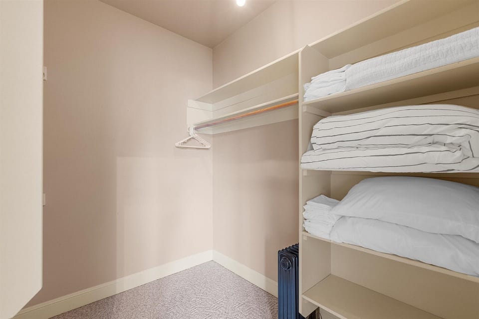 Queen Bedroom - 2nd Floor - walk-in closet