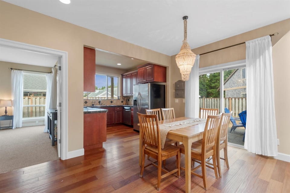 Dining table seats 6