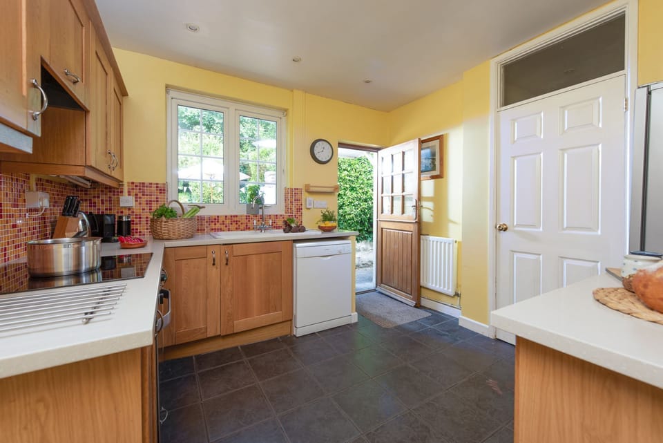 The kitchen with all of its facilities - Pump Cottage