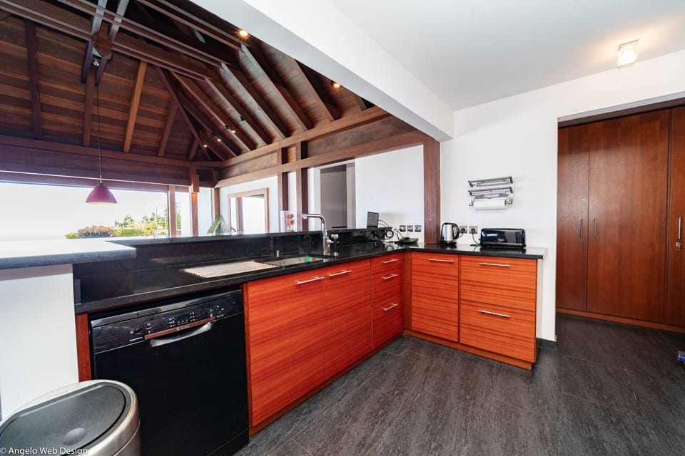Dining Area & Kitchen