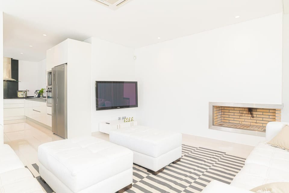 Open-plan living and kitchen area with fireplace — Villa Melissa, luxury holiday villa in Grândola