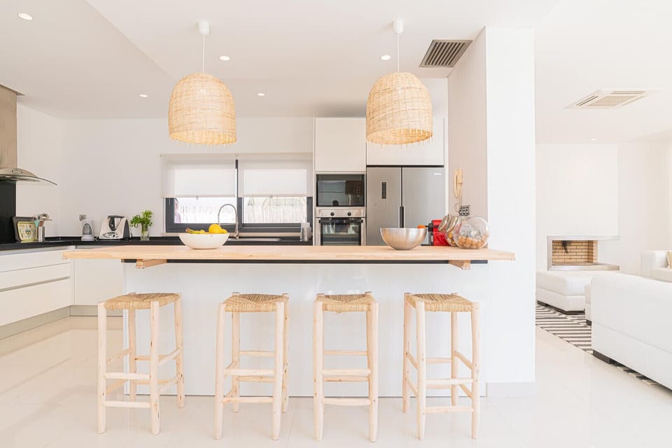 Modern open-plan kitchen with woven pendant lights — Villa Melissa, holiday villa in Grândola