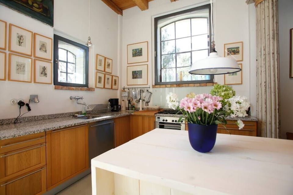 Kitchenette with breakfast work table